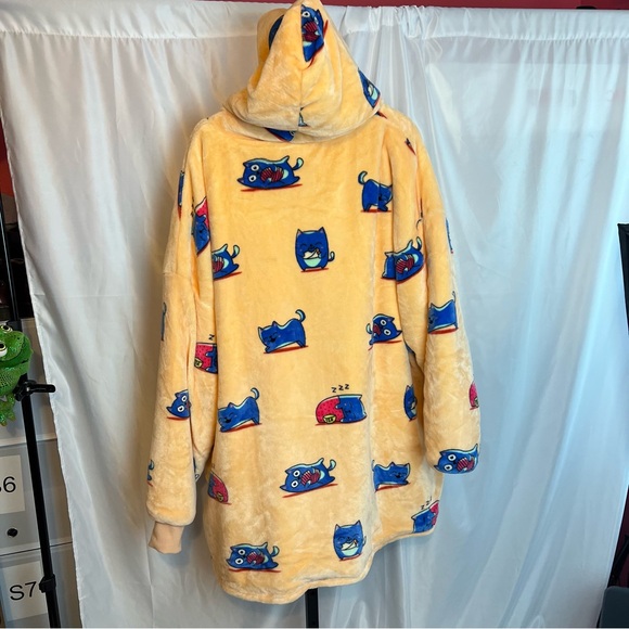 The Oodie Cat Print Wearable Hooded Blanket, size 14+ - Picture 7 of 7